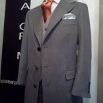 Soprabito uomo di purissimo cashmere. Taschino pochette a barchetta maniche ribattute a camicia cuciture ribattute con filo di seta reale