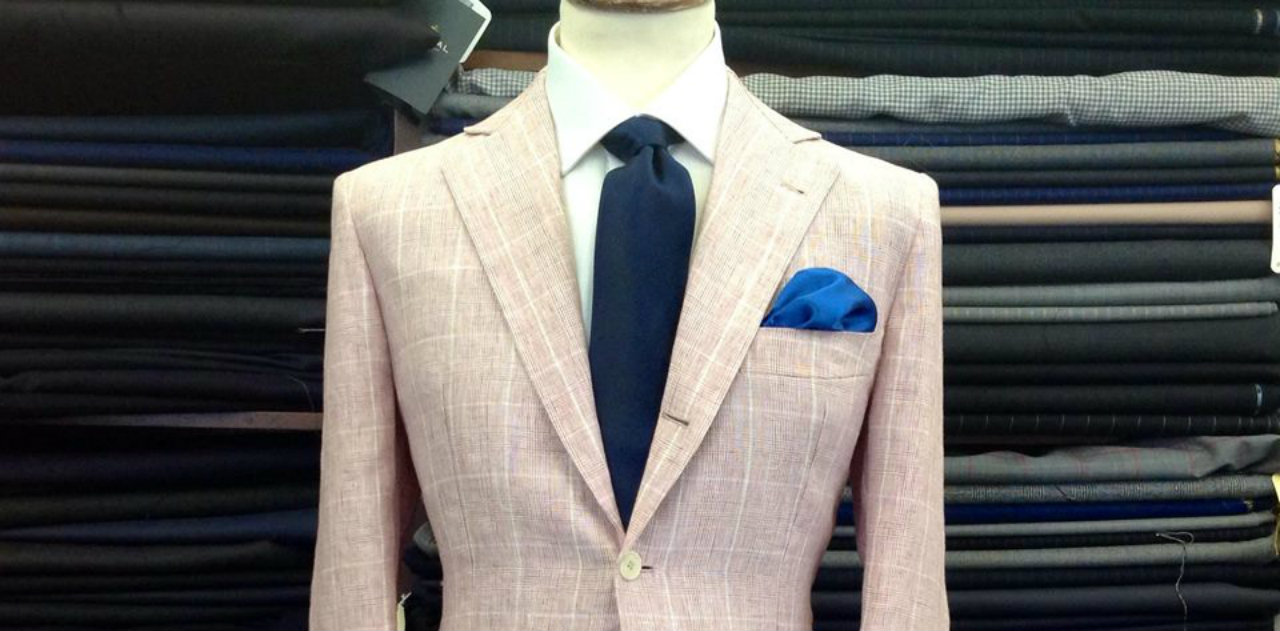 abito sartoriale chiaro